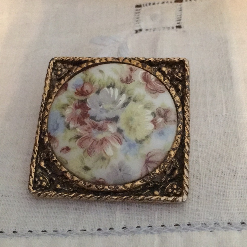 Beautiful pin / pendant